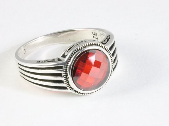Zware bewerkte zilveren ring met granaat afbeelding 1