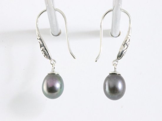 Traditionele fijn bewerkte zilveren oorbellen met zwarte parel afbeelding 2