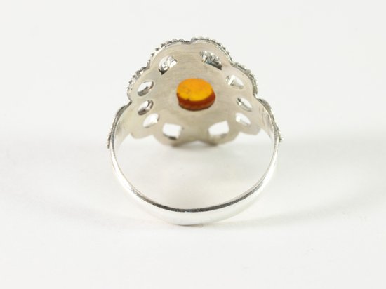 Opengewerkte zilveren ring met amber afbeelding 3
