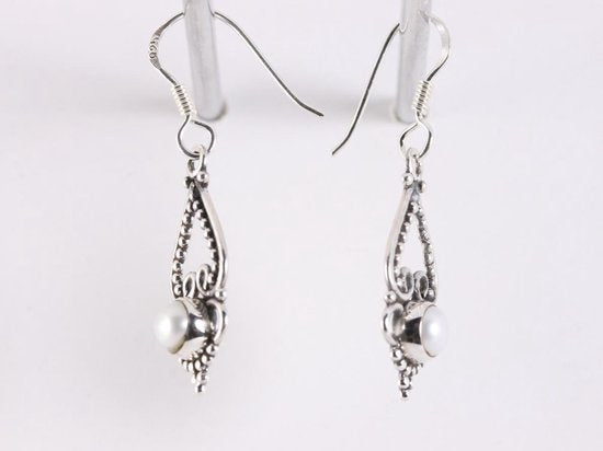 Fijne opengewerkte zilveren oorbellen met parel afbeelding 2
