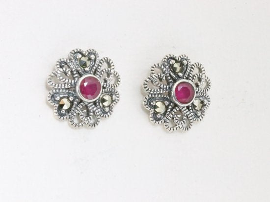 Zilveren oorstekers met robijn en marcasiet afbeelding 2