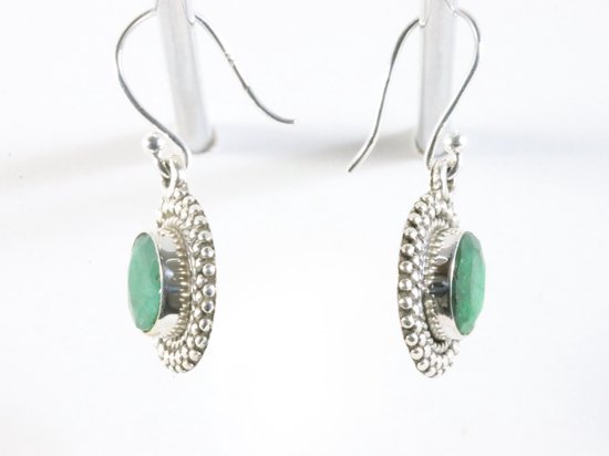 Bewerkte ovale zilveren oorbellen met smaragd afbeelding 2