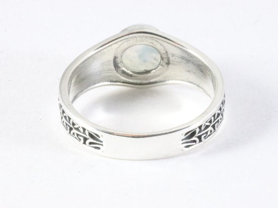 Bewerkte zilveren ring met regenboog maansteen afbeelding 3