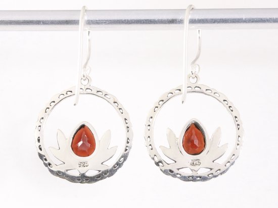 Ronde opengewerkte zilveren lotus oorbellen met granaat afbeelding 3