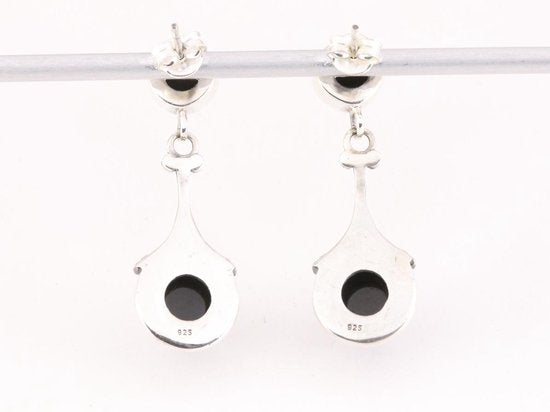 Lange bewerkte zilveren oorstekers met onyx afbeelding 3