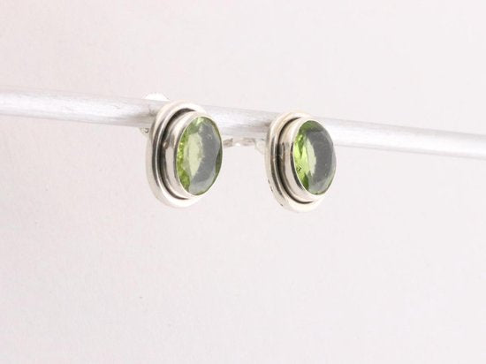 Fijne ovale zilveren oorstekers met peridoot afbeelding 3