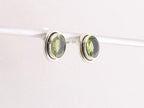 Fijne ovale zilveren oorstekers met peridoot afbeelding 3