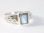 Bewerkte zilveren ring met labradoriet afbeelding 1