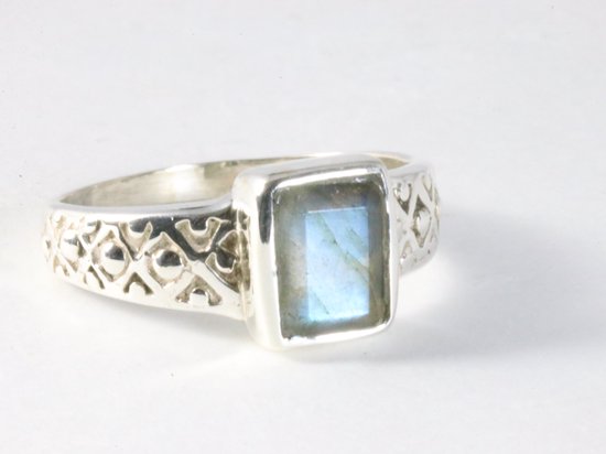 Bewerkte zilveren ring met labradoriet afbeelding 1