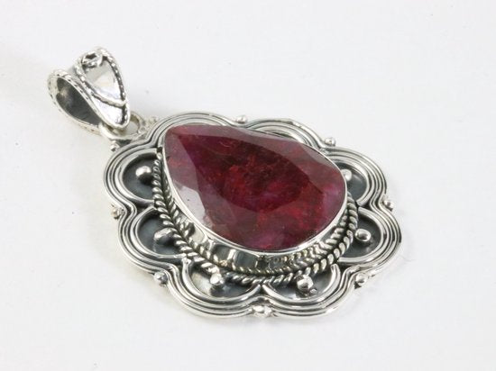 Bewerkte zilveren hanger met robijn afbeelding 2