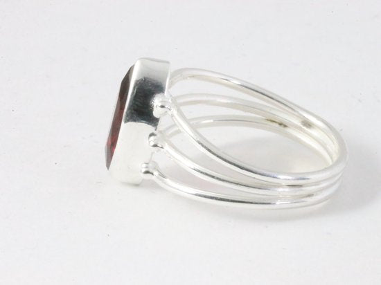 Opengewerkte zilveren ring met granaat afbeelding 2