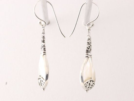 Traditionele bewerkte zilveren oorbellen met parelmoer afbeelding 2