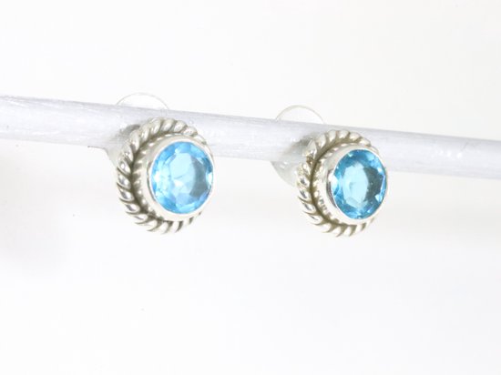 Fijne bewerkte ronde zilveren oorstekers met blauwe topaas afbeelding 2