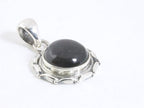 Ronde bewerkte zilveren hanger met zwarte opaal afbeelding 2