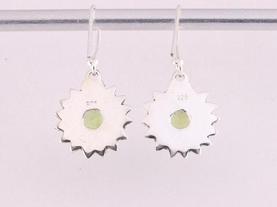 Bewerkte zilveren oorbellen met peridoot afbeelding 3