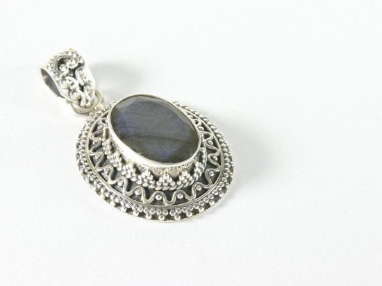 Bewerkte zilveren hanger met gefacetteerde labradoriet afbeelding 2