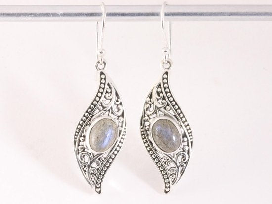Bewerkte zilveren oorbellen met labradoriet afbeelding 4
