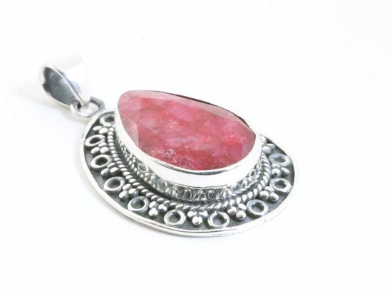 Bewerkte zilveren hanger met grote robijn steen aan ketting afbeelding 2