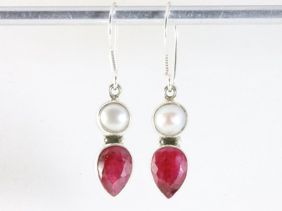 Fijne zilveren oorbellen met robijn en parel afbeelding 3