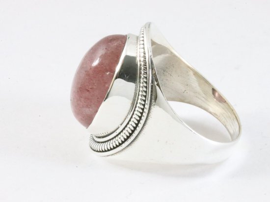Bewerkte zilveren ring met aardbeienkwarts afbeelding 2