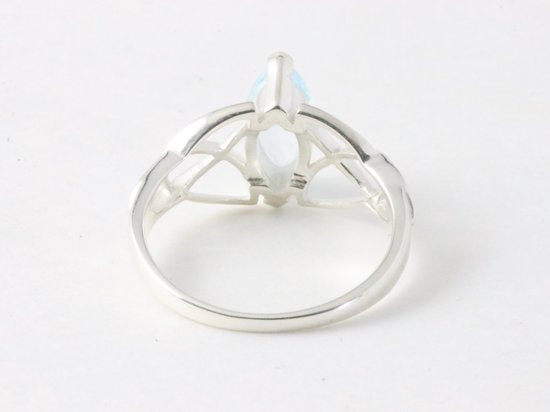 Opengewerkte hoogglans zilveren ring met blauwe topaas afbeelding 3