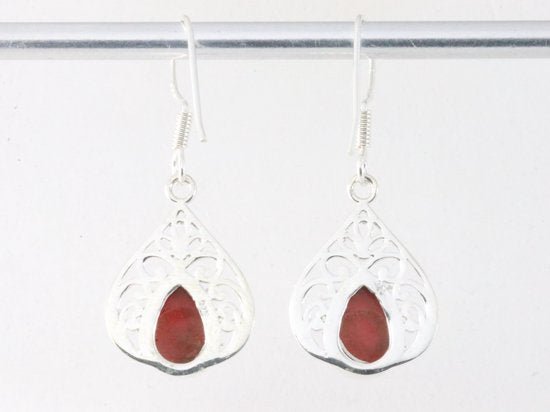 Opengewerkte zilveren oorbellen met rode koraal steen afbeelding 3