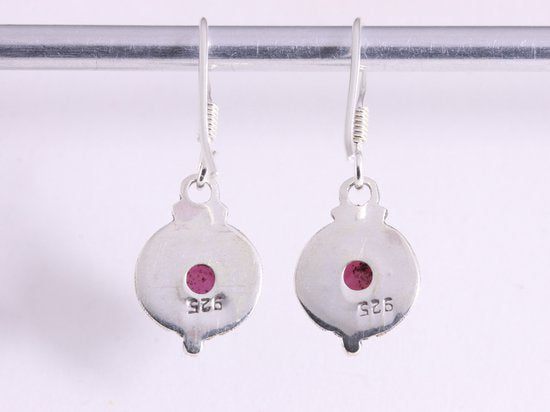Fijne bewerkte zilveren oorbellen met granaat afbeelding 3