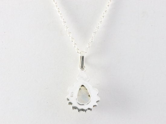 Fijne bewerkte zilveren hanger met regenboog maansteen aan ketting afbeelding 3