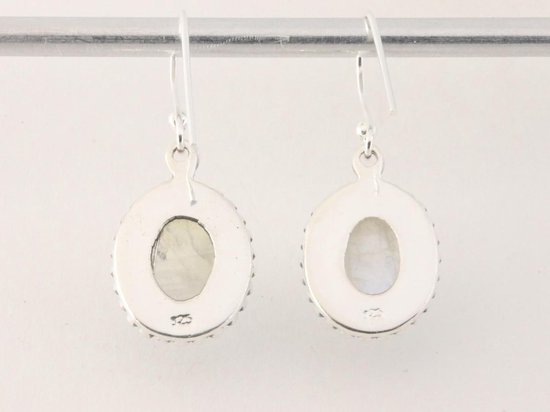 Bewerkte ovale zilveren oorbellen met regenboog maansteen afbeelding 3