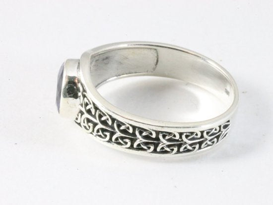 Bewerkte zilveren ring met blauwe saffier afbeelding 2