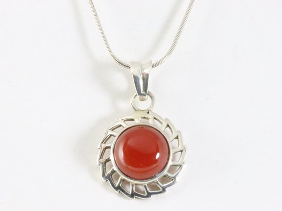 Opengewerkte ronde zilveren hanger met carneool aan ketting afbeelding 4