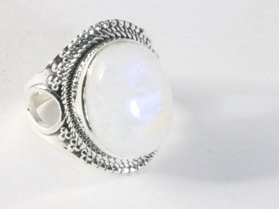 Bewerkte zilveren ring met regenboog maansteen afbeelding 1