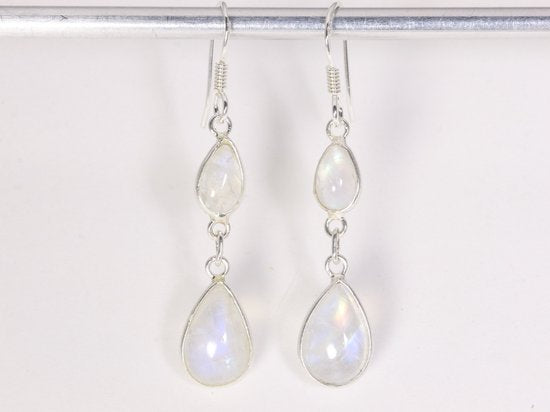 Fijne lange zilveren oorbellen met regenboog maansteen afbeelding 4