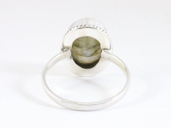Bewerkte zilveren ring met labradoriet afbeelding 3