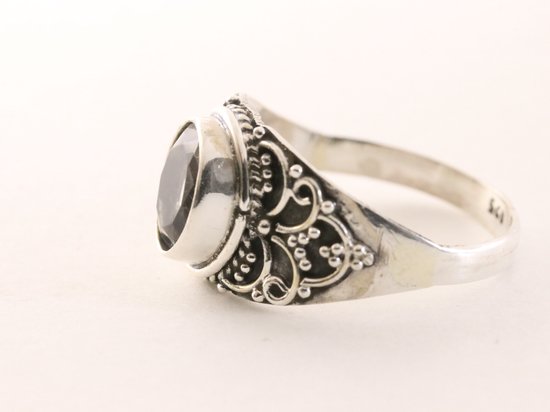 Bewerkte zilveren ring met bergkristal afbeelding 2