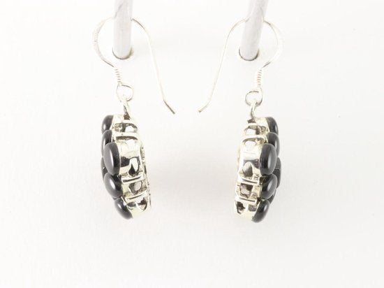 Ruitvormige zilveren oorbellen met onyx afbeelding 2