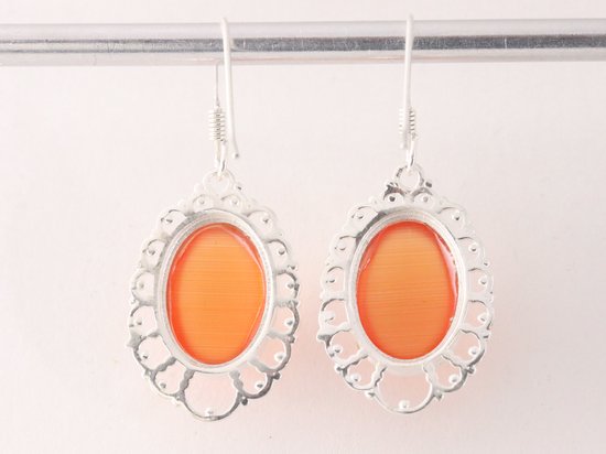 Opengewerkte zilveren oorbellen met rode vuuropaal afbeelding 3