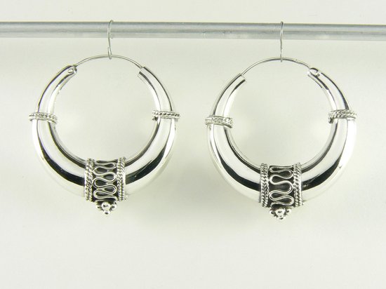 Bewerkte zilveren Bali oorringen afbeelding 1