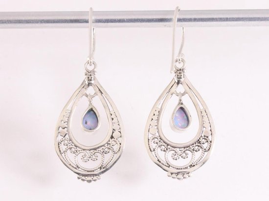 Opengewerkte zilveren oorbellen met Australische opaal afbeelding 3