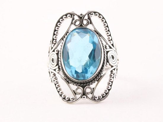 Opengewerkte zilveren ring met blauwe topaas afbeelding 4
