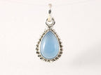 Fijne bewerkte druppelvormige zilveren hanger met blauwe chalcedoon afbeelding 4