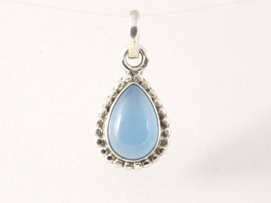 Fijne bewerkte druppelvormige zilveren hanger met blauwe chalcedoon afbeelding 4