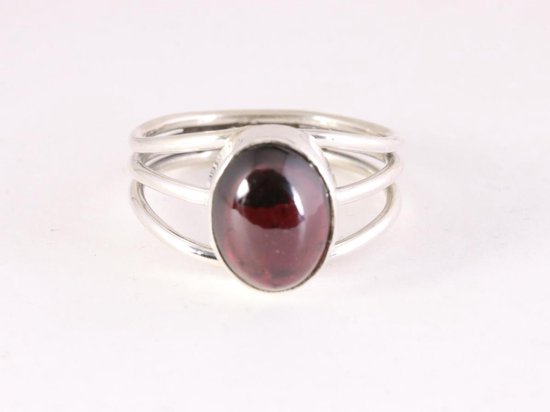 Opengewerkte zilveren ring met granaat afbeelding 4