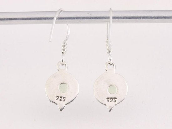 Fijne bewerkte ronde zilveren oorbellen met groene amethist afbeelding 3