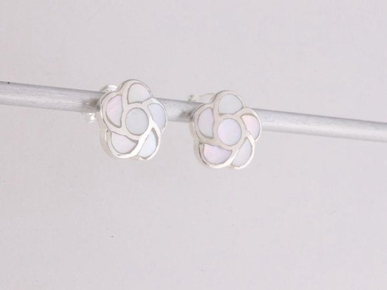 Bloemvormige zilveren oorstekers met parelmoer afbeelding 3