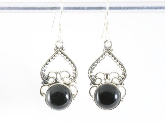 Opengewerkte zilveren oorbellen met onyx afbeelding 3