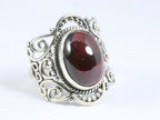 Opengewerkte zilveren ring met granaat afbeelding 1