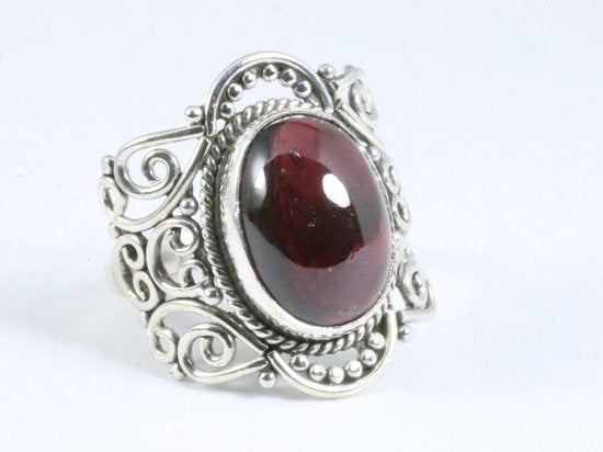 Opengewerkte zilveren ring met granaat afbeelding 1