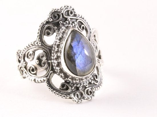 Bewerkte zilveren ring met labradoriet afbeelding 1