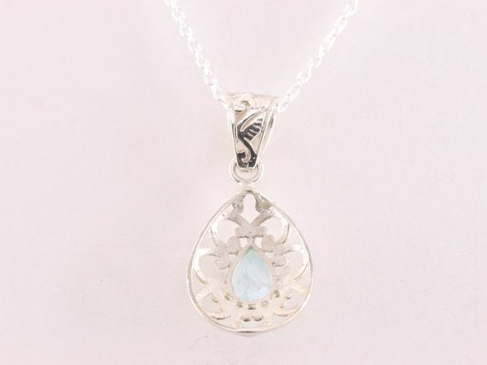 Opengewerkte druppelvormige zilveren hanger met blauwe topaas aan ketting afbeelding 3